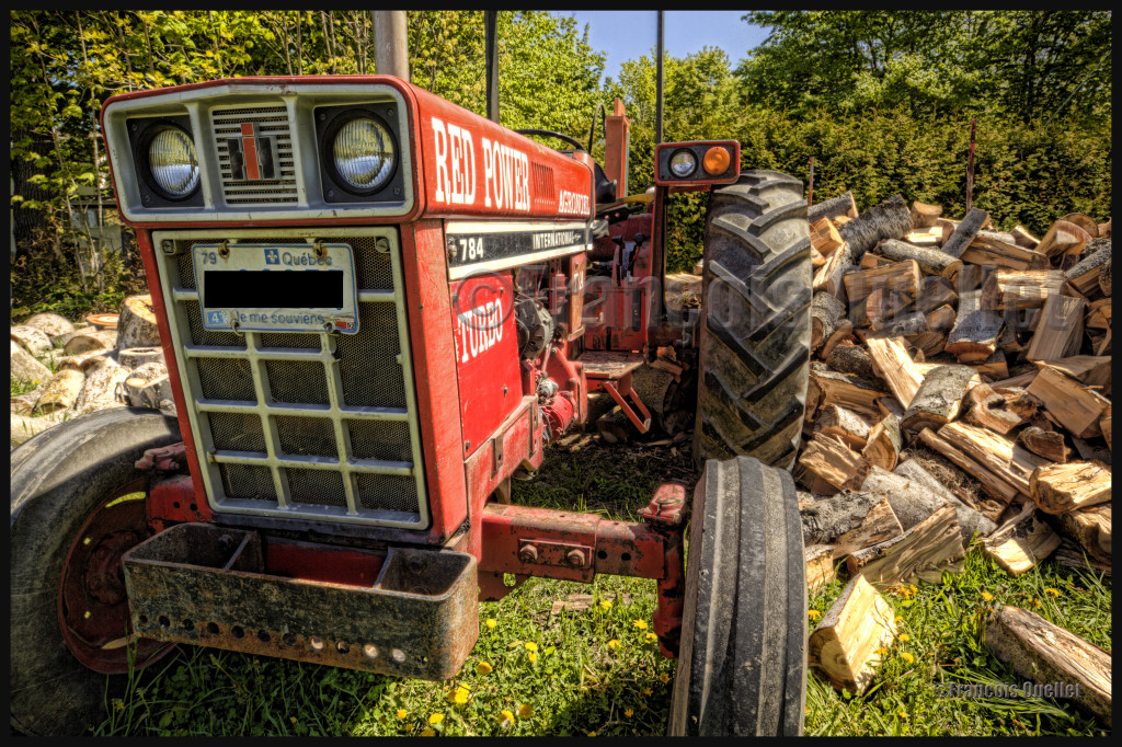 Ce vieux tracteur a été photographié à l'aide d'une lentille Canon 16-35mm sous format HDR.