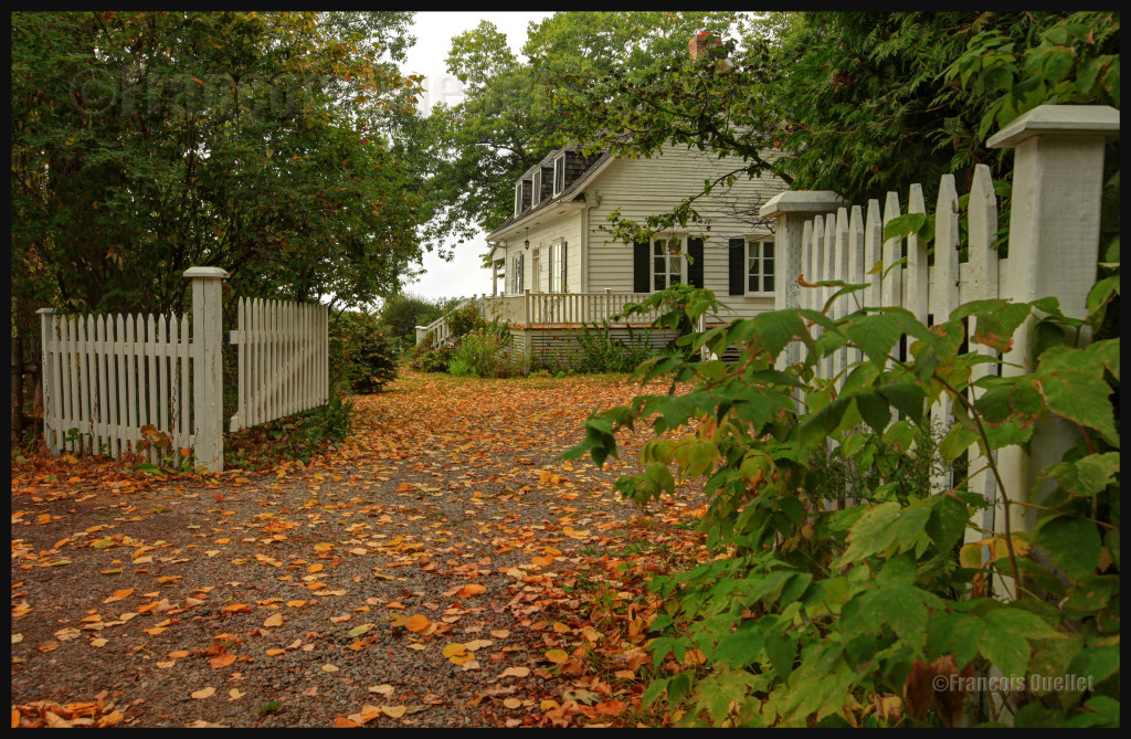 A house in Sainte-Pétronille, on Île d'Orléans, autumn 2012. HDR picture.