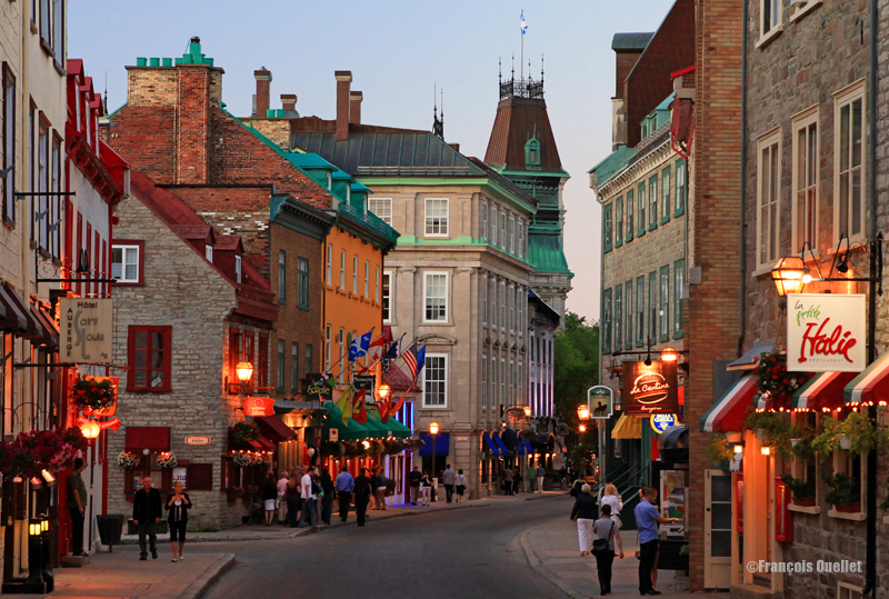 Le Vieux-Québec en soirée.