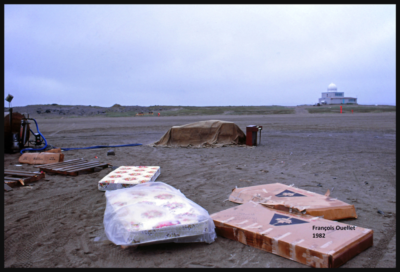 Piano et matelas laissés sur place en l'absence des clients. Inukjuak 1982