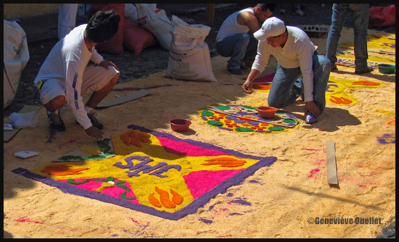 Tapis de fleurs créé par des experts durant la période de Pâques à Antigua, Guatémala