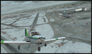 Piper Tomahawk PA-38 au décollage de la piste 28 pour un circuit vers la gauche à l'aéroport international Montreal Pierre-Elliott-Trudeau (FSX)