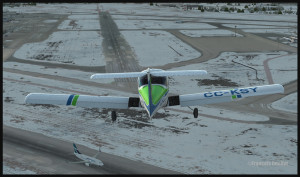 Piper Tomahawk PA-38 en finale de la piste 28 à l'aéroport international Montréal Pierre-Elliott-Trudeau , pendant que Westjet roule sur la piste 06R (FSX)