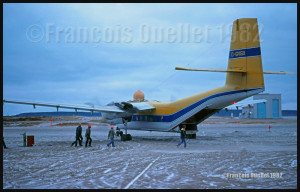 DHC-4 Caribou C-GVGX de Propair à Inukjuak en 1982
