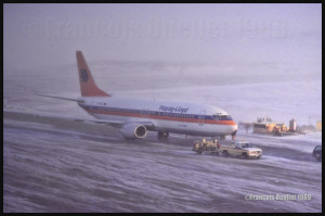 D-AHLO B737-4K5 de Hapag Lloyd lors de son vol de livraison en 1989, de Boeing Field (KBFI) à Iqaluit, et par la suite vers l'Allemagne. Il est ravitaillé lors de conditions météorologiques difficiles. Ce type d’appareil ne connaissait pas de problèmes, mais ce n’était pas le cas des avions à réaction plus petits.