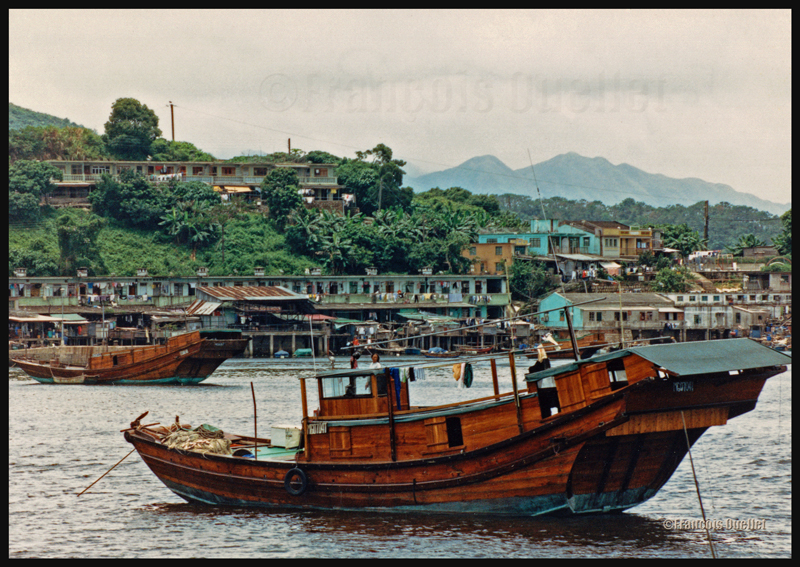 Photo de jonques chinoises prise près de Tai Po avec un Pentax SF1 durant l'été 1990. Originalement sur diapositive et digitalisée par la suite.