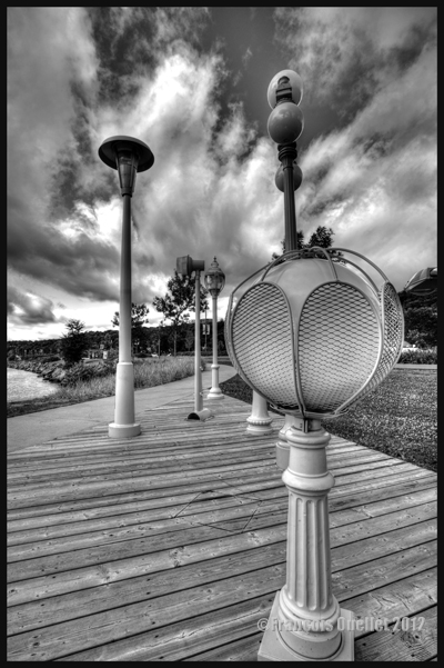 Photo noir et blanc en HDR de lampadaires installés le long du St-Laurent, Ville de Québec 2012