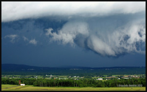 Un nuage arcus en rouleau en formation près de l'aéroport Jean-Lesage de Québec en 2012