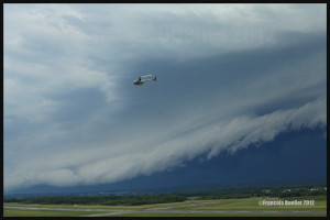 Un nuage arcus en rouleau en formation devant un orage approchant de l'aéroport Jean-Lesage de Québec en 2012