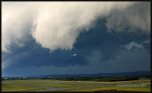 Un arcus en rouleau en formation à l'avant d'un orage approchant l'aéroport Jean-Lesage de Québec en 2012