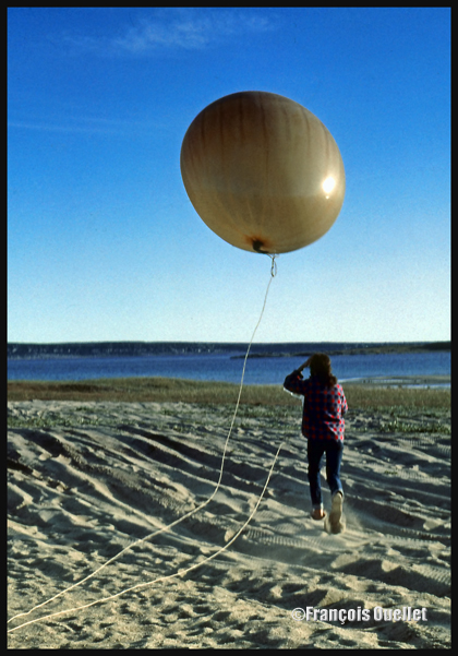 Lâcher d'un ballon-sonde par Environnement Canada à Inukjuak en 1983