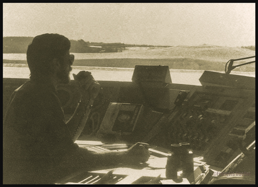 Spécialiste en information de vol (FSS) au travail à Rouyn-Noranda vers 1986