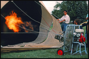 Air chaud envoyé dans la montgolfière C-GFCM en préparation pour le vol au décollage du terrain du Cégep de St-Jean-sur-Richelieu,1988
