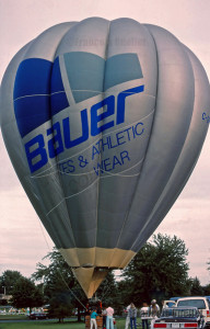 La montgolfière C-GFCM à St-Jean-sur-Richelieu, maintenant prête à recevoir ses passagers. Province de Québec, 1988.