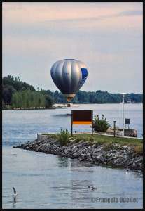 Montgolfière C-GFCM au-dessus de la rivière Richelieu, au Québec. Le ballon va bientôt toucher l'eau. (1988)