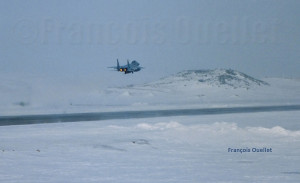 Un F-15 Eagle américain décolle de l'aéroport d'Iqaluit