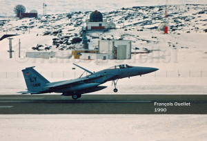 Un F-15 Eagle américain atterrissant à Iqaluit en 1990