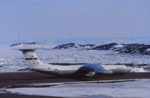 Un avion-cargo Starlifter américain en attente pour le décollage d'Iqaluit (1989)