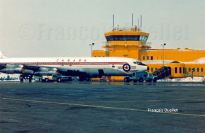 Un Boeing B-707 des Forces Armées du Canada stationné devant la tour de la station d'information de vol d'Iqaluit