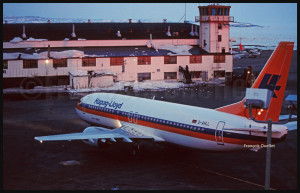 Un Boeing B-737 tout neuf de la compagnie Hapag-LLoyd (D-AHLL) vient d'arriver de Boeing Field à Seattle. Il se dirige ensuite vers l'Allemagne