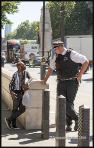 Discussion entre un policier de Londres, Royaume-Uni, et un piéton 2015