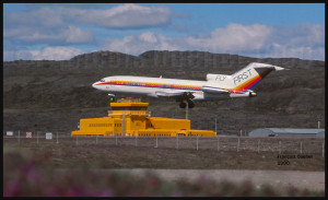 La tour de la station d'information de vol d'Iqaluit, avec en avant-plan un Boeing B-727 de First Air à l'atterrissage piste 36 (1990)