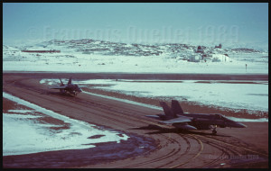 Deux avions de combat CF-18 du Canada quittent la piste à Iqaluit.