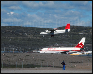 Un Boeing B-737 de NWT Air sur la voie de circulation et un Twin Otter de Bradley Air Services en courte finale pour la piste 36 à Iqaluit (1989)