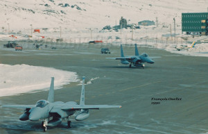 Deux F-15 Eagle américains circulant pour un départ de l'aéroport d'Iqaluit (1990)