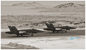 Deux CF-18s des forces aériennes du Canada à l'écart de la piste d'Iqaluit en 1989, prêts pour le décollage