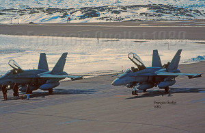 Deux CF-18s des forces militaires aériennes du Canada à Iqaluit en 1989