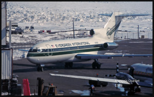 Vue à partir de la tour de la station d'information de vol d'Iqaluit: on peut apercevoir un Boeing B-727 de la compagnie Evergreen International (1989)