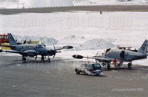 RU-21 Guardrail Common Sensor en escale à Iqaluit en 1990, à destination du Golfe Persique