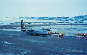 Markair L-382 en escale à Iqaluit en 1990