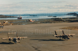 OV-10 Broncos en escale à Iqaluit en 1990 et à destination du Golfe Persique.