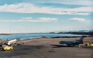Un DC-8-71 de la Trans Ocean Airways et un Boeing B-727 de la compagnie Sterling à Iqaluit (1989). Vue à partir de la station d'information de vol d'Iqaluit