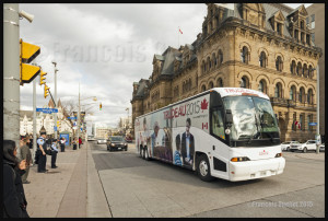 L'autobus du Parti Libéral transportant le nouveau Premier Ministre désigné Justin Trudeau à son arrivée à Ottawa, le 20 Octobre 2015