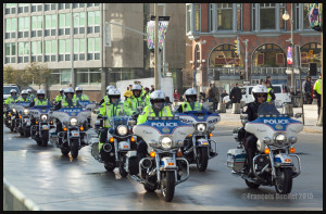 Policiers à moto à Ottawa le 22 Octobre 2015 à l'approche de la cérémonie honorant le caporal Nathan Cirillo et l'adjudant Patrick Vincent