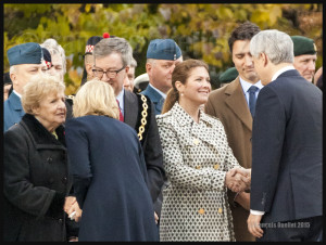 Sophie Grégoire-Trudeau et Stephen Harper se serrent la main lors de la cérémonie en l'honneur de Nathan Cirillo et Patrick Vincent au Monument Commémoratif de guerre du Canada à Ottawa le 22 Octobre 2015