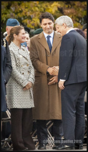 Première poignée de main entre le nouveau Premier ministre désigné Justin Trudeau et le Premier ministre sortant Stephen Harper au Monument commémoratif de guerre du Canada à Ottawa, le 22 Octobre 2015