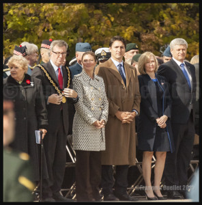 Jim Watson, Sophie Grégoire-Trudeau et Justin Trudeau, Laureen et Stephen Harper au Monument commémoratif de guerre du Canada à Ottawa en 2015