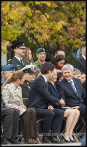 Seconde poignée de main entre le nouveau Premier ministre désigné Justin Trudeau et le Premier ministre sortant Stephen Harper au Monument commémoratif de guerre du Canada à Ottawa le 22 Octobre 2015