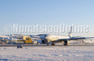 Airbus A330-200F arrivant à Iqaluit pour des tests lors de froid extrême. (PHOTO par CHRIS WINDEYER)