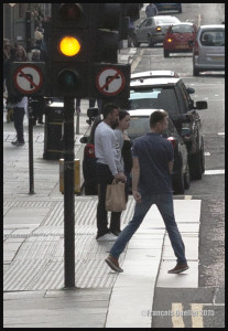 Photographie de rue: des panneaux de signalisation de Glasgow semblent confondre un piéton