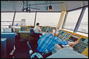 Des spécialistes en information de vol au travail à la station FSS d'Iqaluit en 1989