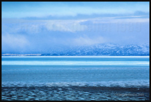 Le paysage autour d'Iqaluit, par une belle journée, lorsqu’il y a encore de la glace dans la Baie. Les tons de bleu sont absolument magnifiques.