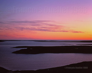 Lumière du ciel la nuit durant l'été à Iqaluit, 1988