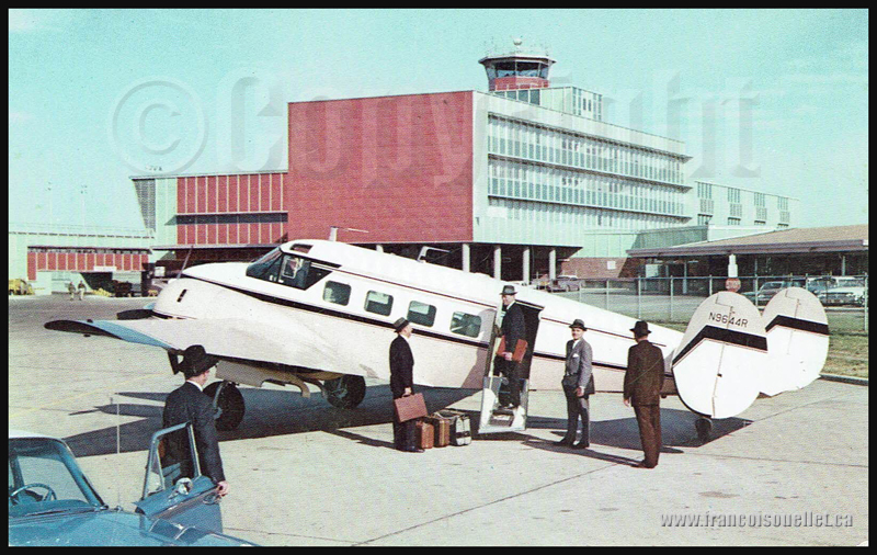 Passagers et un Beechcraft Super G18 1960 sur carte postale d'aviation