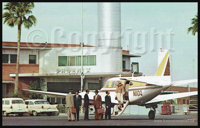 Passagers et le Beechcraft Model 65 Queen Air sur carte postale