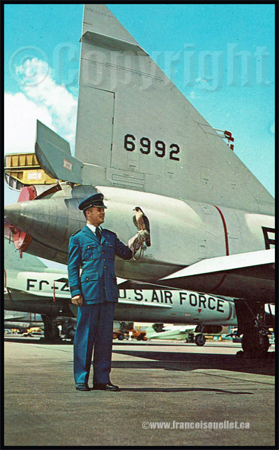 Cadet, faucon et avion F-104 de l'U.S. Air Force Academy sur carte postale aviation